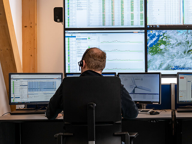 Die Leitwarte: Auf mehreren großen Bildschirmen werden die Daten der Wind- und Solarparks in Echtzeit überwacht.