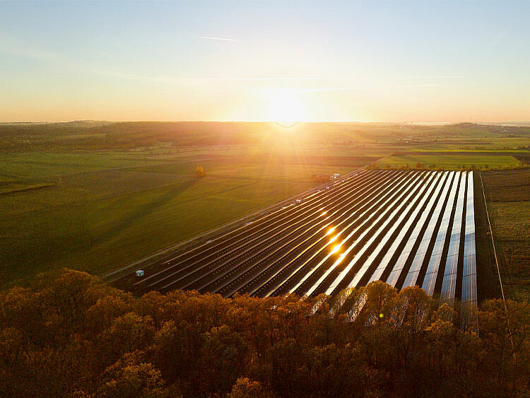 Eine PV-Anlage glitzert in den ersten Sonnenstrahlen des Tages.