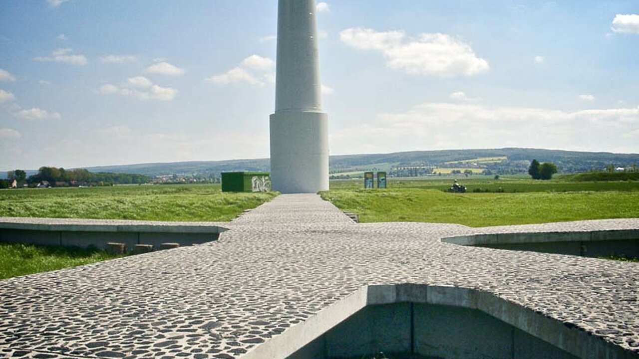 4.500 Kilogramm Kohle wurden in den Tisch eingelassen. Der Tisch am Boden aus einer anderen Perspektive.