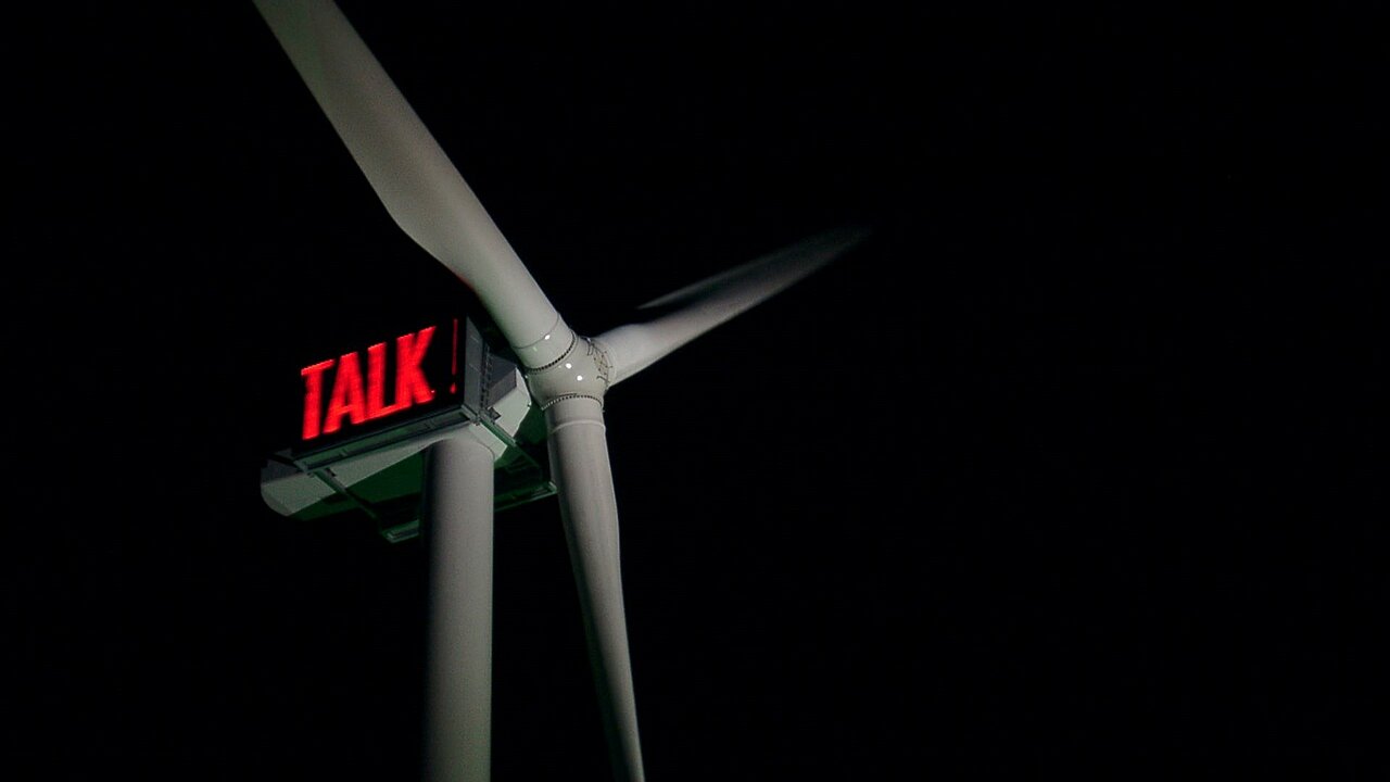 Im Dunkeln hatte das Kunstprojekt eine noch deutlichere Wirkung. Gondel, Display und Rotorblätter im Dunkeln.