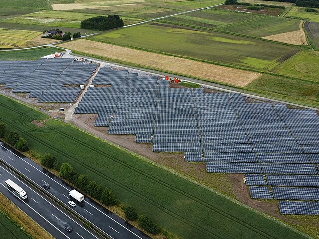 Eine PV-Anlage in direkter Nachbarschaft zu einer Autobahn. 