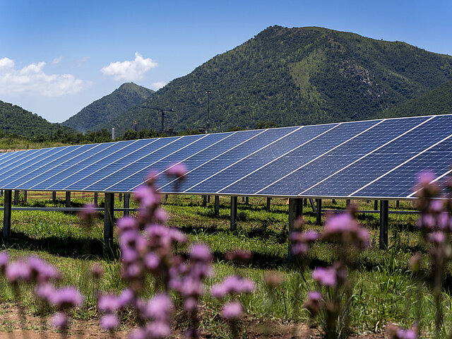 Eine PV-Anlage in direkter Nähe zu den Bergen.