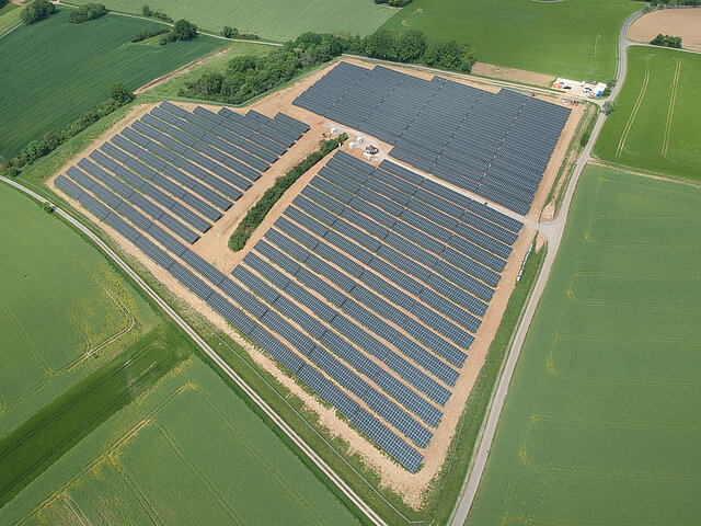 Der Solarpark Osterburken aus der Vogelperspektive.