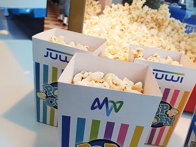Popcorn von JUWI und er MVV im Pappbecher