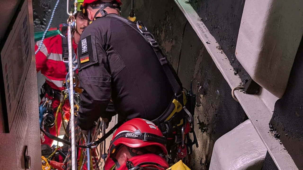 Rund 30 Einsatzkräfte nahmen an der Übung teil – darunter der Katastrophenschutz, das Technische Hilfswerk (THW), die Berufsfeuerwehr, Ortsvereine des ASB und DRK sowie spezialisierte Fachkräfte für Rettung aus Höhen und Tiefen.