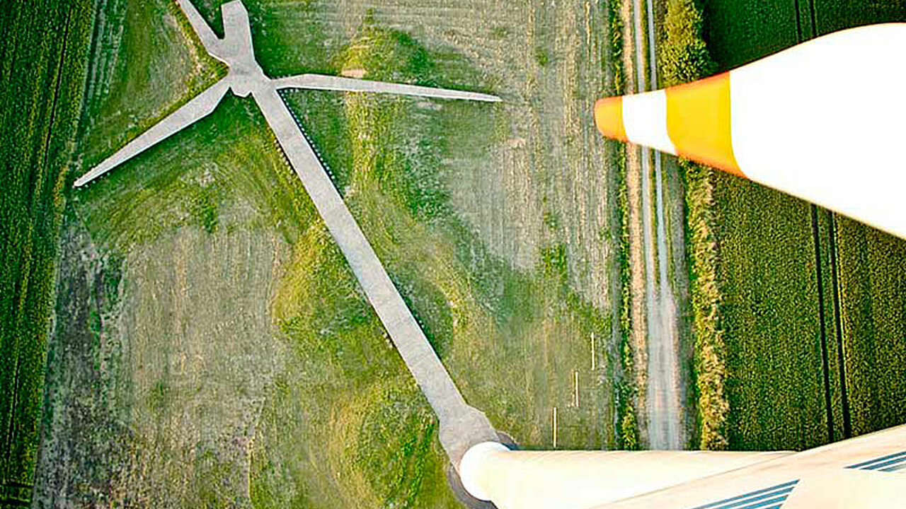 Die Konstruktion am Boden entspricht exakt dem Schattenwurf der Windenergie-Anlage am längsten Tag des Jahres. Der Blick von der Gondel aus nach unten.