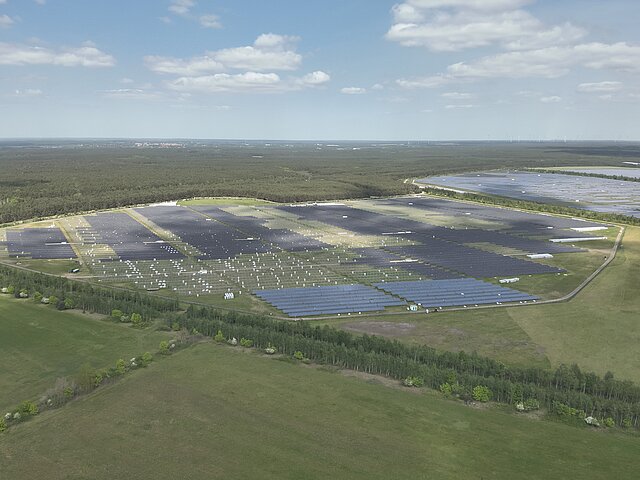 PV-Park Finterwalde während der Bauphase. Der große Park erstreckt sich bis zum Bildrand. 