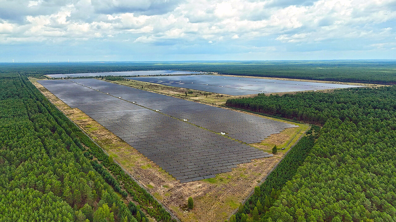Der Solarpark Turnow-Preilack II umfasst 56 Hektar und grenzt direkt an die Lieberoser Wüste – die zweitgrößte Wüste Mitteldeutschlands – mitten im Naturschutzgebiet Lieberoser Endmoräne. Die Pflege der Fläche ist anspruchsvoll: Der sandige Boden lässt kaum Gras wachsen, stattdessen breiten sich Kiefern, Brombeeren, Birken und Traubenkirsche aus. Ziel ist es, die natürliche Vegetation gezielt zu lenken und dominante Arten einzudämmen. Das Gelände, einst ein Truppenübungsplatz, ist heute ein gelungenes Beispiel für die Verbindung von Naturschutz und Solarenergie. Der Park und die angrenzenden Ausgleichsflächen bieten Lebensraum für streng geschützte Arten wie Ziegenmelker, Wiedehopf, Heidelerche und sogar einen Seeadlerhorst. Auch Wölfe wurden hier bereits gesichtet. Großer Freiflächensolarpark mitten in einem großen Waldgebiet.