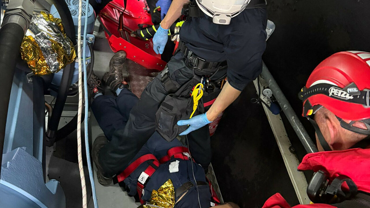 Im praktischen Teil der Übung wurden zwei anspruchsvolle Rettungsszenarien simuliert: Es mussten verletzte Personen aus einer Windkraftanlage gerettet werden – unter anderem freischwebend aus einer Höhe von rund 85 Metern.